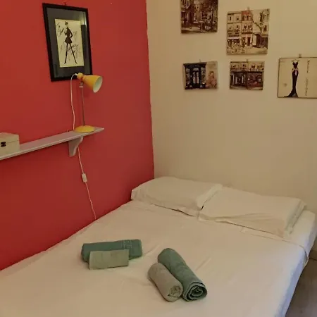 Little In Rue Biscarra *